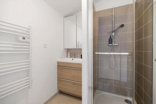 a bathroom with a shower and a sink at Gite Du Cerisier - Varennes in Varennes