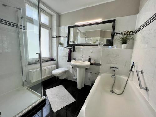 a bathroom with a tub and a sink and a toilet at Am Seedeich 7 SE10 Seesicht in Cuxhaven