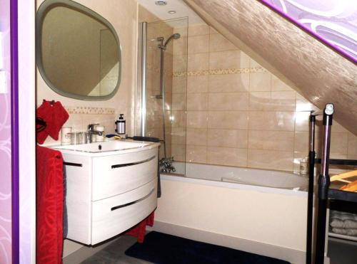 a bathroom with a sink and a bath tub at Les ANGES DE SAINTE ANNE in Plumergat