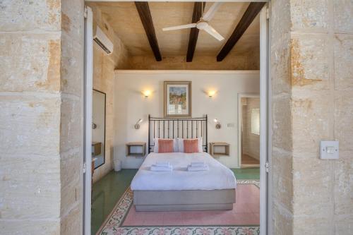 a bedroom with a large bed in a room at Kikka Holiday Home in Xagħra
