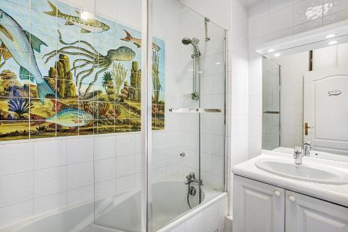 a bathroom with a shower and a sink at Les 2 tours La Rochelle in La Rochelle