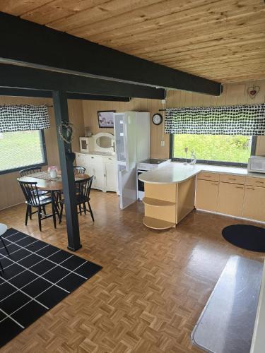a kitchen and dining room with a table and a kitchen and a kitchen at Revontulet ZH Tuliaalto Moki in Pieksämäki