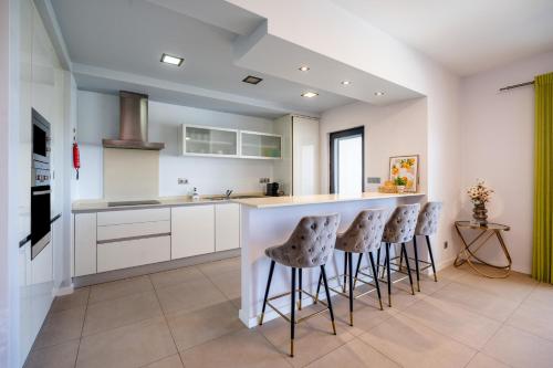 Alvor T2 com rooftop privativo e vista rio