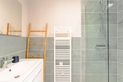 a bathroom with a sink and a shower with a ladder at Domaine Roses Des Sables in La Jarrie