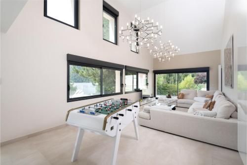 Maison Calypso Luxury Lakefront Villa with Hot Tub & Sauna