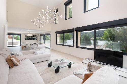 Maison Calypso Luxury Lakefront Villa with Hot Tub & Sauna