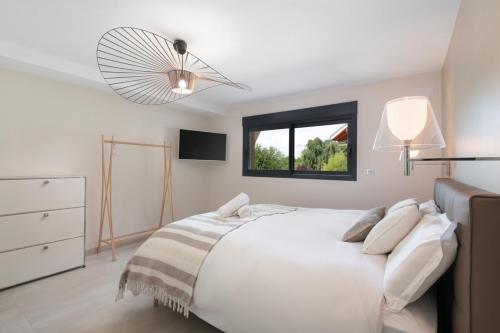 Maison Calypso Luxury Lakefront Villa with Hot Tub & Sauna