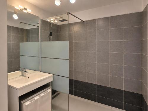 a bathroom with a sink and a mirror at T3 centre La Teste-de-Buch Terrasse 2 parkings Wi-Fi fibre 4 pers in La Teste-de-Buch
