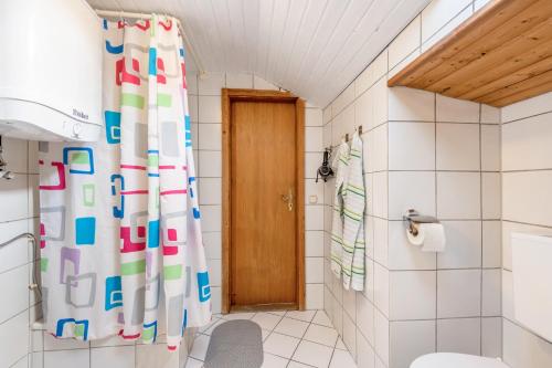 a bathroom with a shower curtain and a toilet at Haus "Sonnenblume" in Regenstauf
