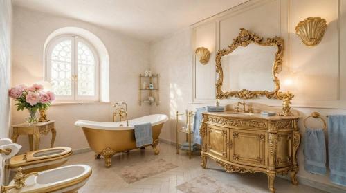ein Badezimmer mit Badewanne und großem Spiegel in der Unterkunft Prima Stella in Positano