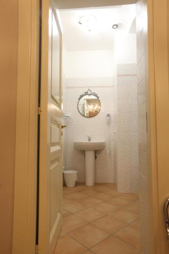 a bathroom with a sink and a mirror at Mà Maison in Caserta