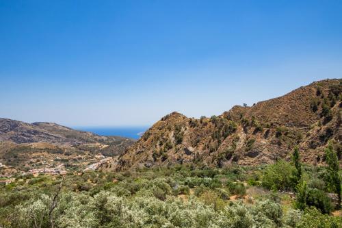 a view of the mountains and the ocean at Villa Maria in Voládha