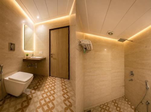 a bathroom with a toilet and a sink at Hotel Geet Deluxe Near Connaught Place and New Delhi Railway Station in New Delhi