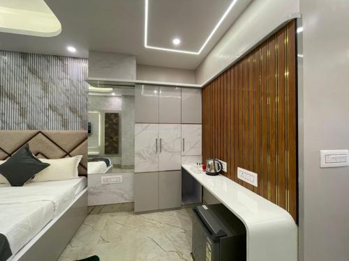 a small bedroom with a bed and a bathroom at Parth King Resort Tarapith A Unit of Prattay Infratech Private Limited in Tarapith