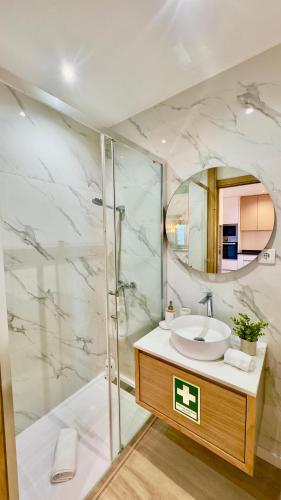 a bathroom with a sink and a shower at Refúgio do Espigueiro in Amarante
