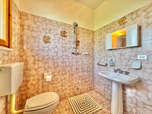 a bathroom with a toilet and a sink at Villetta Mascagni in Lido Adriano