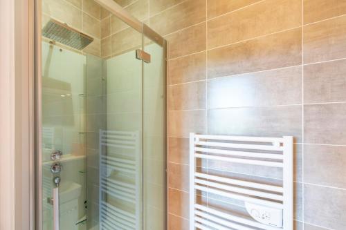 a shower with a glass door in a bathroom at La Pausa Verda in Montréal