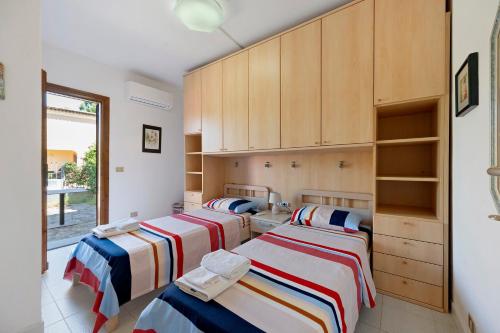 a group of four beds in a room at Casa Serena in San Teodoro