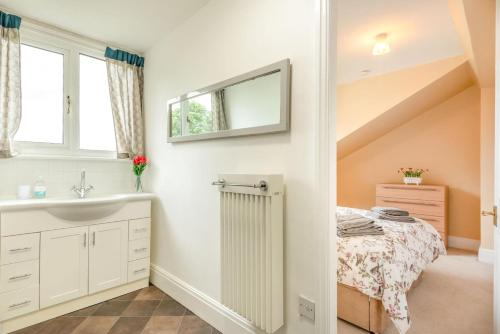 a bathroom with a sink and a bed in a room at 1 Bed in Raithby oc-h42745 in Raithby