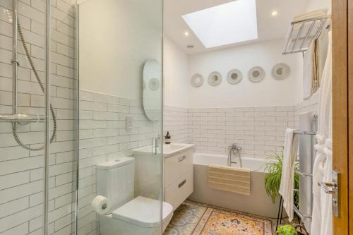 a bathroom with a toilet and a sink and a tub at 2 Bed in Great Witchingham oc-p45227 in Reepham
