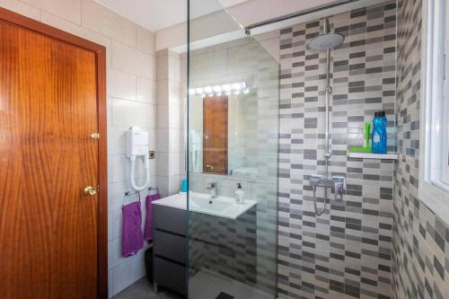 a bathroom with a sink and a shower at VILLA LAGEM, Casa con piscina, barbacoa, jardín in Cubelles