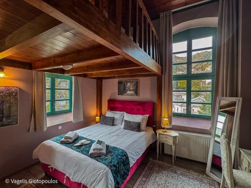 une chambre avec un grand lit et une grande fenêtre dans l'établissement The Old School Boutique Hotel, à Syrrako