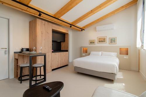 a bedroom with a bed and a tv and a table at Edificio Ferrari 4, by Plaza Mayor Apartamentos in Valladolid