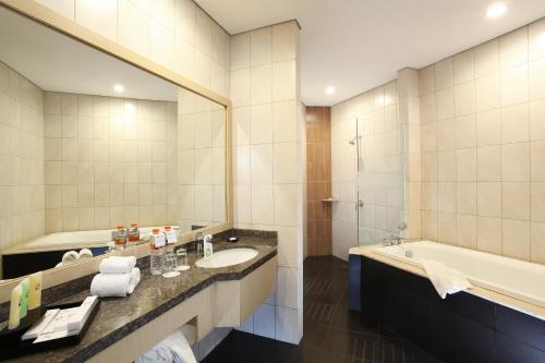 Bathroom sa Swiss-Belinn Panakkukang