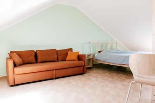a living room with a couch and a bed at Alto Ferrel Guesthouse in Ferrel