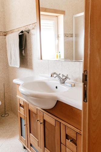 a bathroom with a sink and a mirror at Alto Ferrel Guesthouse in Ferrel