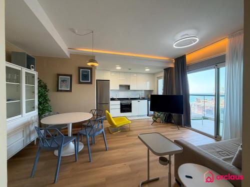a kitchen and living room with a table and chairs at Altamar Imperial in Cabanes