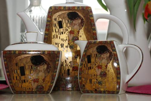 a couple of vases sitting on top of a table at Alt Wien in Vienna