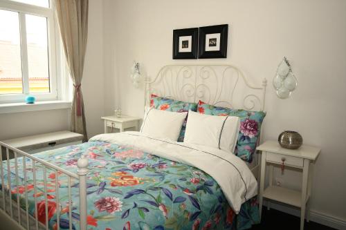 a bedroom with a bed with a floral bedspread at Alt Wien in Vienna
