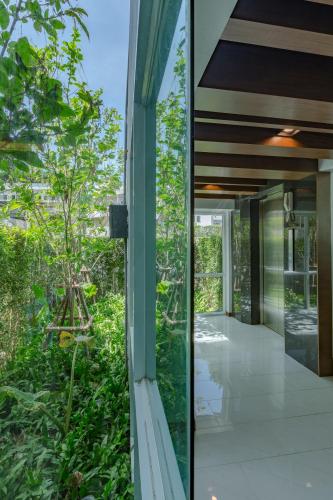 Un jardín fuera de Thongchen Residence