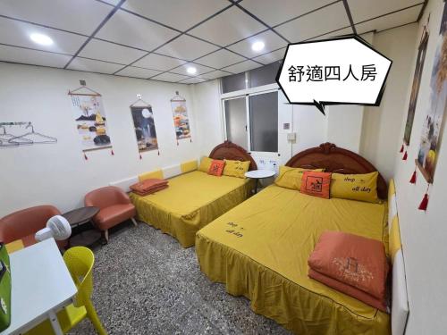 a room with two beds in a room at 環泰大旅社 A go da 單未留電話不接單 本店無電梯 in Shuili