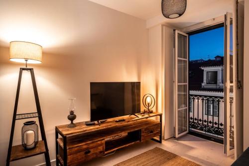 Lovely 2 Bed Apt in the Heart of Lisbon with AC by Lisbeyond