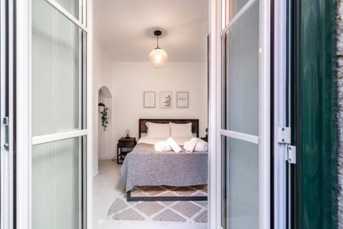 Lovely 2 Bed Apt in the Heart of Lisbon with AC by Lisbeyond