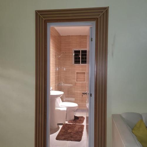 a bathroom with a toilet and a sink and a tub at Enjoy Life Holidays in Andrés