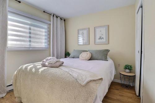 a bedroom with a bed and a window at Spa & Sauna - Chalet de l'Ours noir in Notre-Dame-Des-Bois