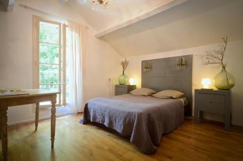 une chambre avec un lit, un bureau et une fenêtre dans l'établissement LE 17, à Courthézon