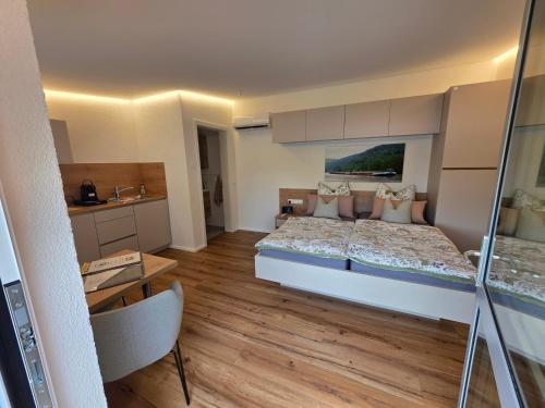 ein Schlafzimmer mit einem großen Bett und eine Küche in der Unterkunft MainUrlaubsStop in Wipfeld