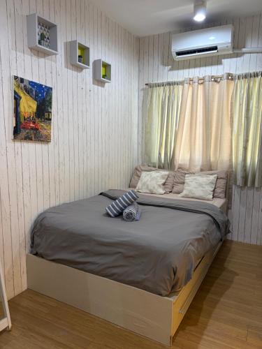 a bedroom with a bed in a room at DASIG Homes1 near airport, Bayanihan Flats 1 Condominium Mactan in Pajak