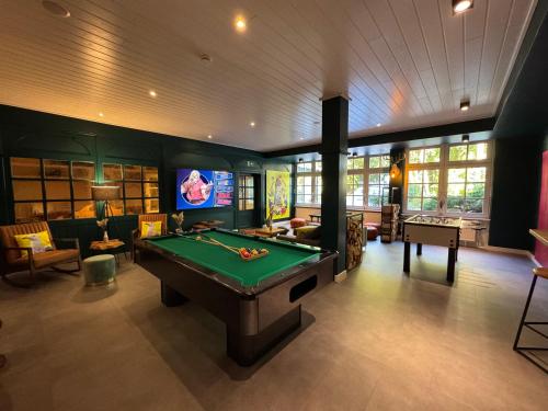 a billiard room with a pool table and a tv at Hafen Hotel Schützenhof in Burg auf Fehmarn
