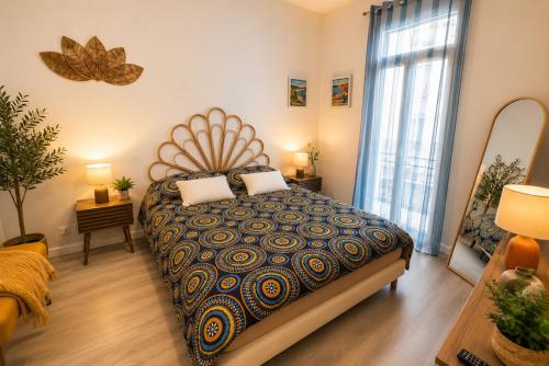a bedroom with a large bed and a large window at Gare - Spacieux T2 avec Clim Balcon Wifi in Perpignan