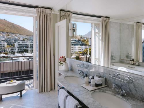 ein Badezimmer mit einem großen Waschbecken und einem großen Fenster in der Unterkunft Cape Grace, A Fairmont Managed Hotel in Kapstadt