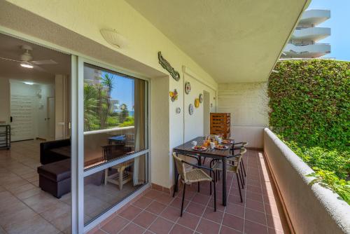 797 Holiday Rentals- Precioso piso con vistas al jardin en Benalbeach