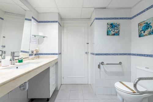 797 Holiday Rentals- Precioso piso con vistas al jardin en Benalbeach