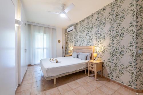 797 Holiday Rentals- Precioso piso con vistas al jardin en Benalbeach