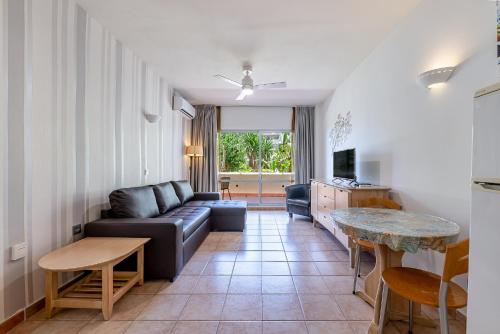 797 Holiday Rentals- Precioso piso con vistas al jardin en Benalbeach