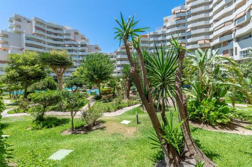797 Holiday Rentals- Precioso piso con vistas al jardin en Benalbeach